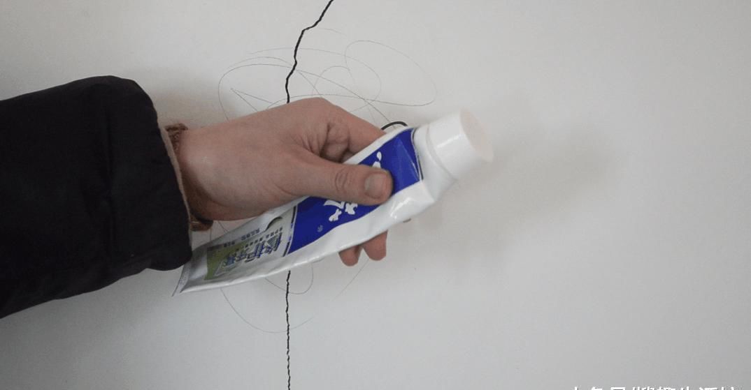 家里白墙不仅脏还有裂缝怎么办 用它涂一涂, 墙壁立马焕然一新