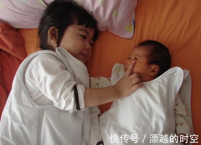 朋友说|妹妹被妈妈教训后,一脸委屈地窝在哥哥怀里,兄妹俩看着太有爱了