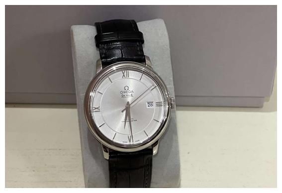 档次|同档次正装表怎么选？万国VS欧米茄，谁更适合工薪层男士佩戴