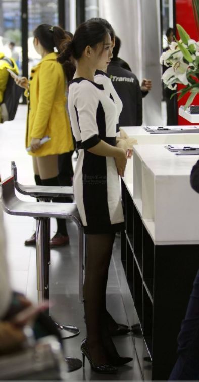  展现|街拍：小姐姐穿黑丝展现性感身材，女人味十足