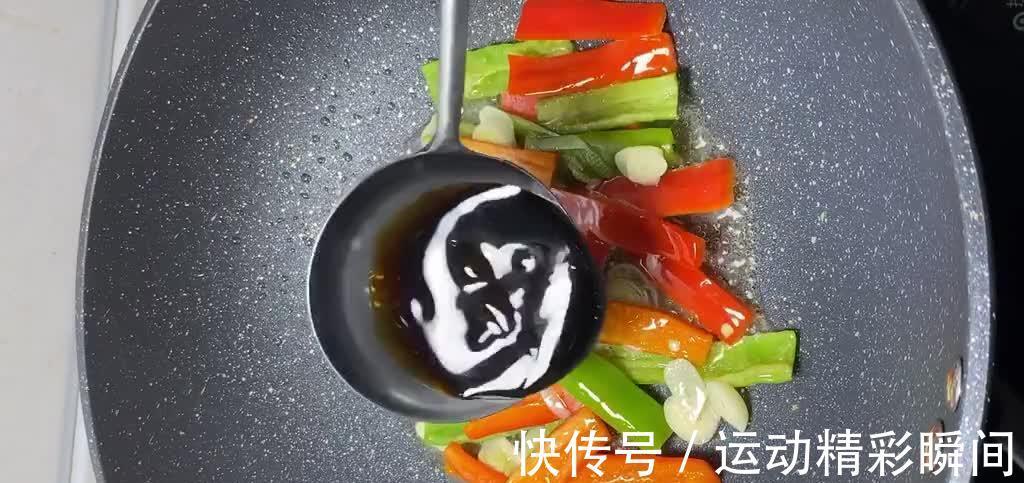 青椒烧豆腐,不炒不炸滑嫩入味,10分钟就上桌,适合上班族的菜