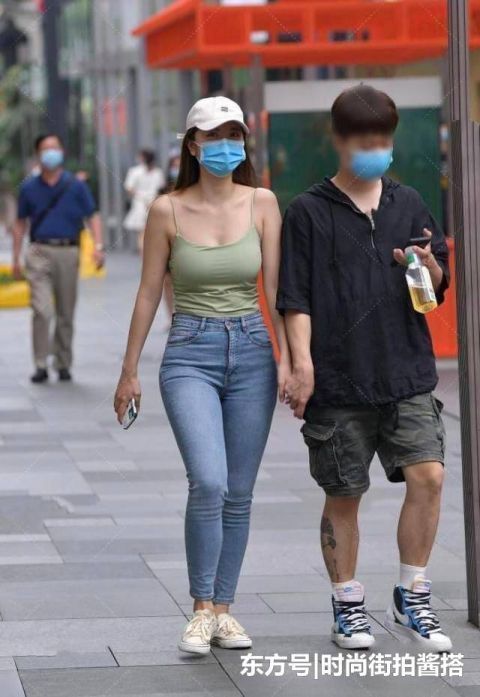 经典的休闲风格,修身上衣给人精致的气质,牛仔裤更符合简洁风格