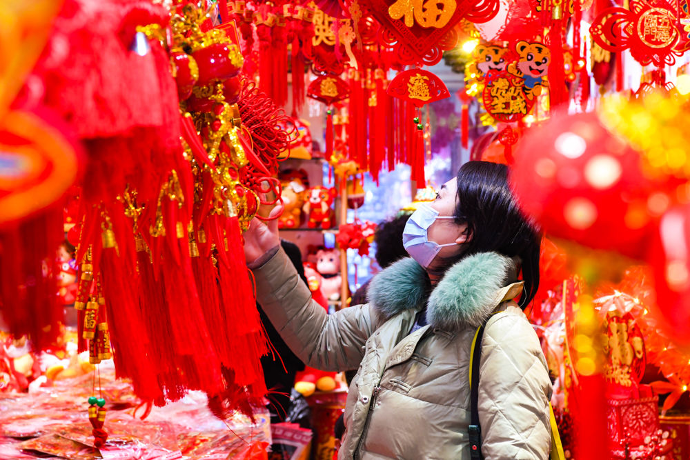 饰物|图说│过年就是要红红火火！虎年新春临近，去福佑路小商品市场挑个福字、选副春联