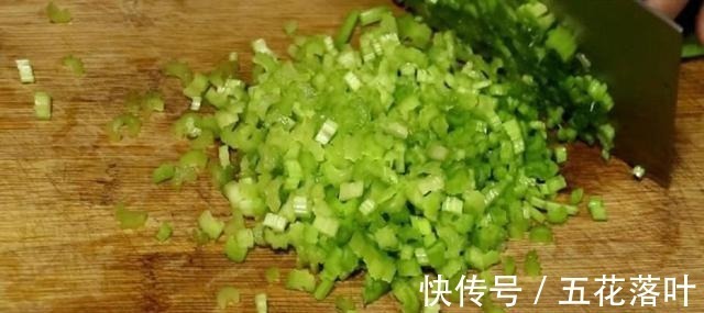 芹菜别再炒了,打入2个鸡蛋,筷子一搅,5分钟出锅,好吃又营养!