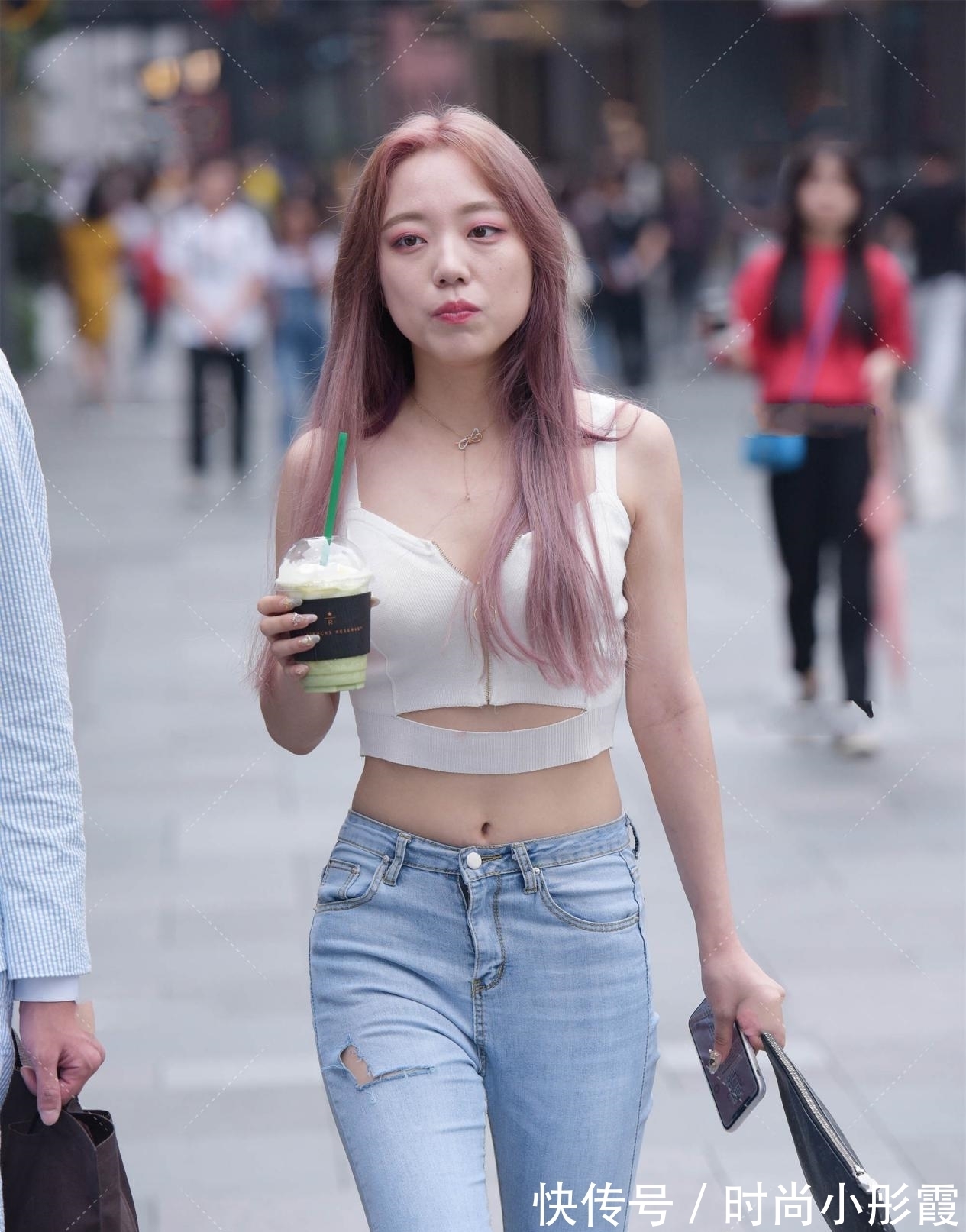 高跟鞋 白蓝搭配的衣服,不仅看起来清爽,而且还很减龄