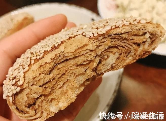 酥脆|想吃烧饼不用买,1碗面粉1碗酱,酥软咸香层次多,一顿10个不够吃