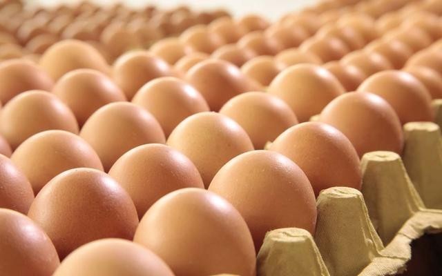 大妈在超市买回鸡蛋,打开一看却不对劲?商家:我们没法看见