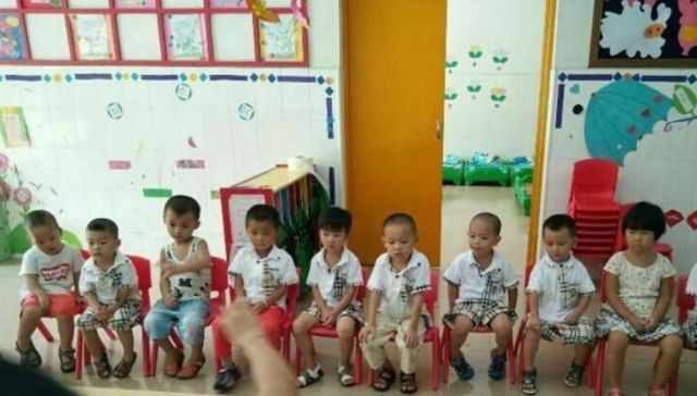 套路|幼儿园水果摆拍,一个苹果分给4个孩子吃,家长“套路”学费