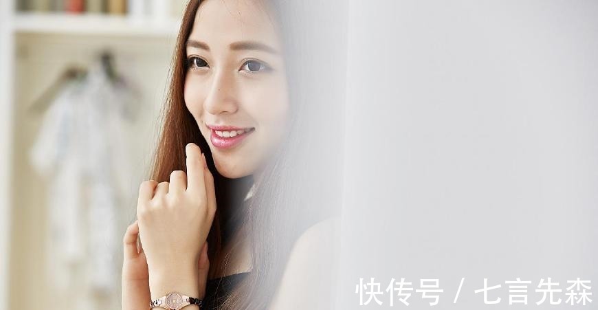 手表|男人选择戴手表还是戴手串更好, 考虑到这4点, 你就明白了!