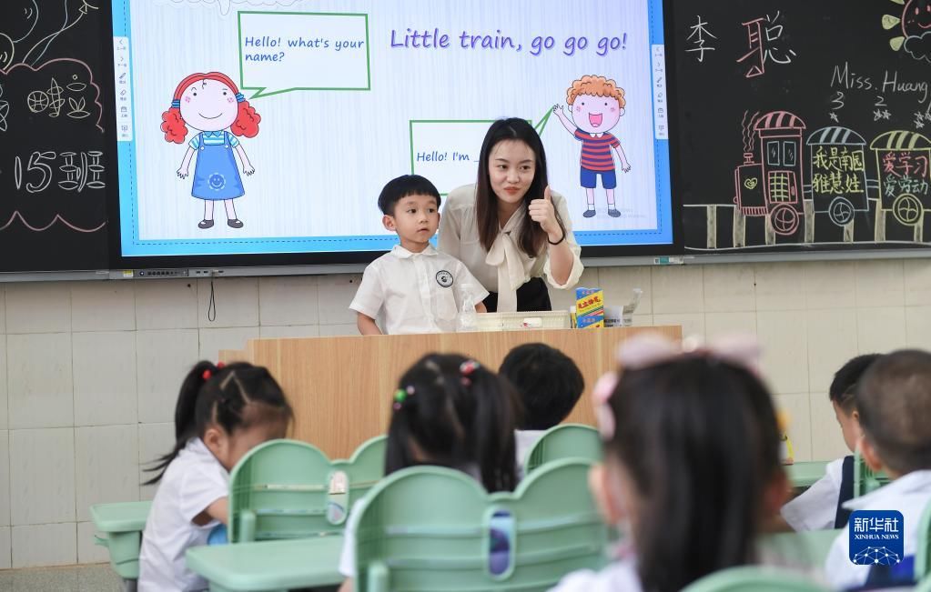 深圳市福田区南园小学|小朋友，你们的“萌新”港青老师正式上线啦