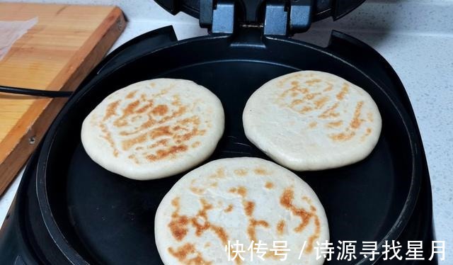烙白饼有技巧,记住这个配方,出锅面香味浓郁、又酥又软又香!