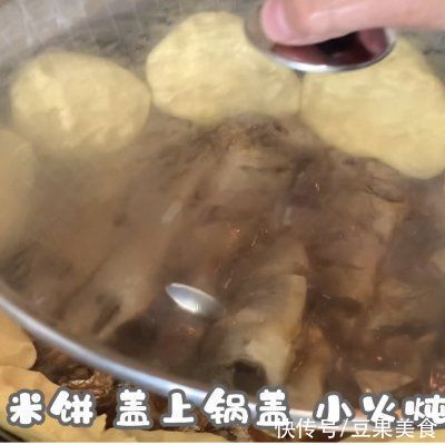 巨下饭|#巨下饭的家常菜#丰富餐桌味之酱烧小黄鱼贴饼子