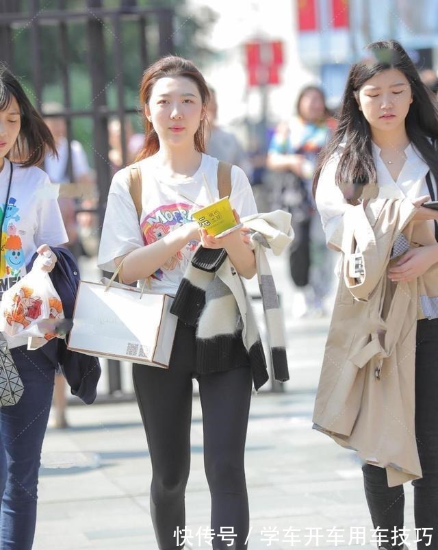 百搭 打底裤搭配鞋子穿出优雅效果,集甜美与清新为一体,百搭显瘦!