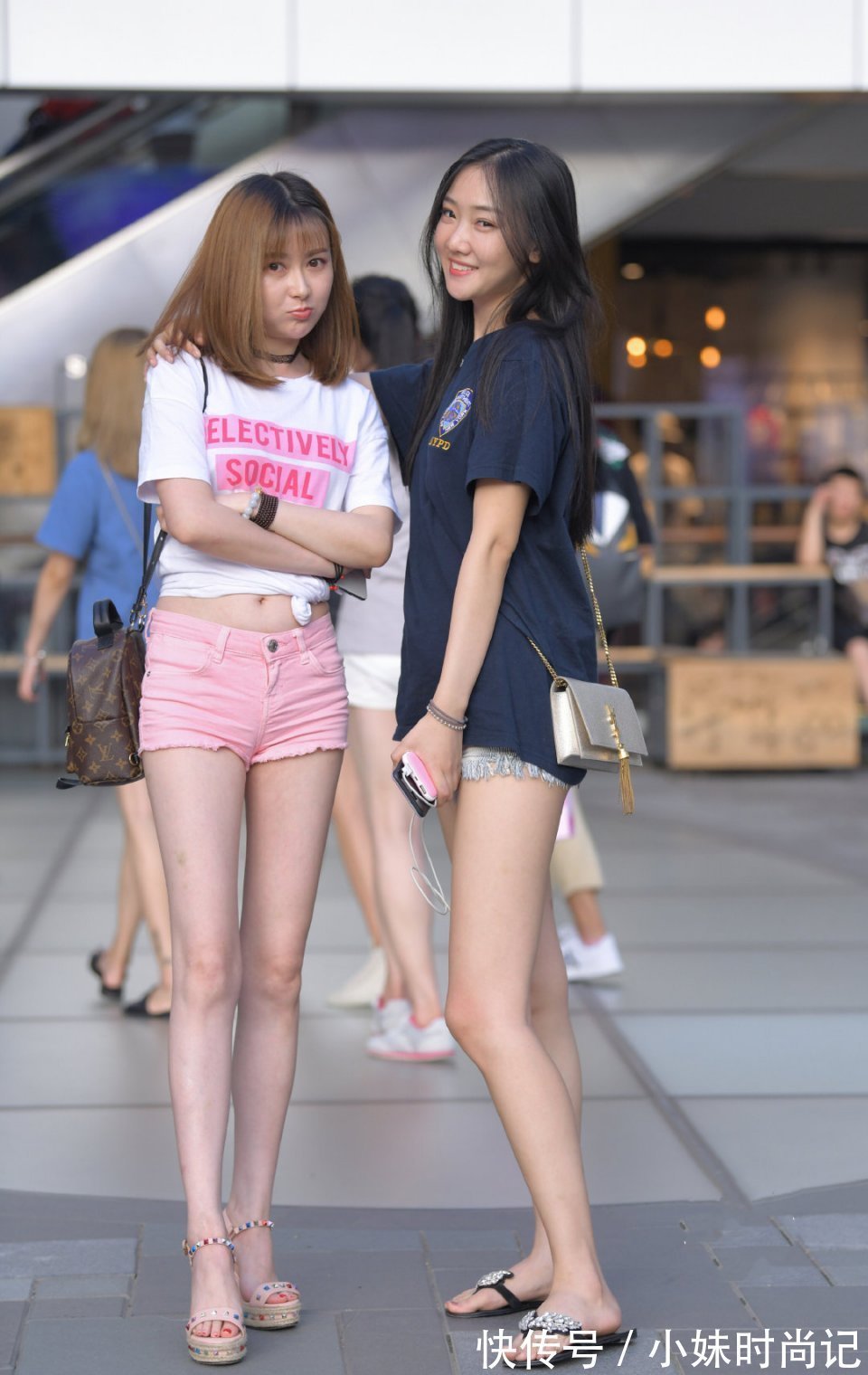 街拍|街拍: 2个闺蜜在一起, 这是一个选择题怎么办