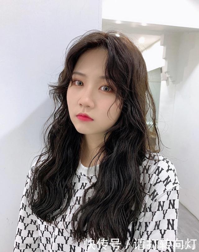 洋气|今年秋冬发型别乱剪,18款洋气烫发送给你,无论胖瘦都适合