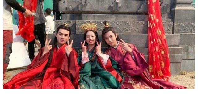 黃曉明|新一季《中餐廳》正式錄制，龔俊自帶廚具被沒收，網(wǎng)友：喜劇現(xiàn)場