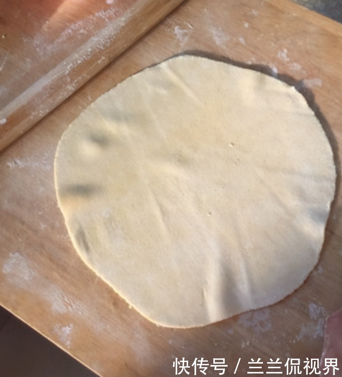 把玉米面倒进滚烫开水里,制成小饼,隔三差五吃一次,真香