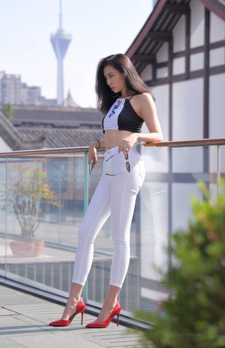 红色|红色高跟加白色紧身裤, 街上这般引人注目