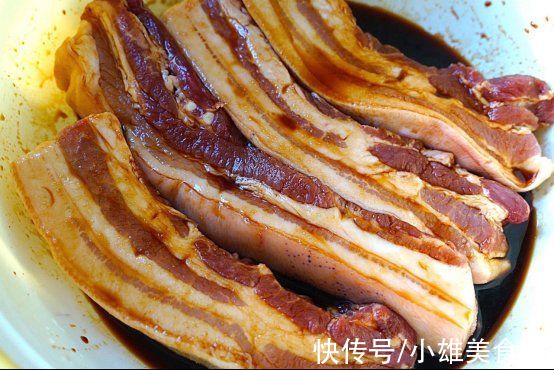 腌腊肉时，10斤猪肉放多少盐？牢记5大技巧，腊肉金黄，不霉不臭