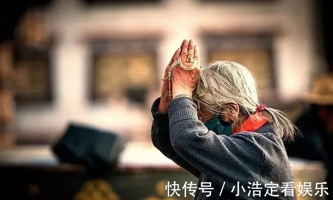 念佛|佛教：常年在寺院外念佛的老奶奶，为何不进入寺院呢？