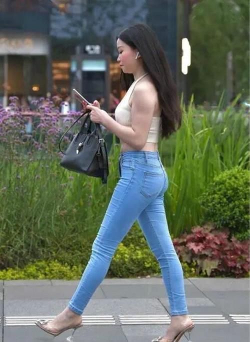 小姐姐 瑜伽裤穿搭在视觉上,总是给人享受,减龄效果相当不错艳压完胜