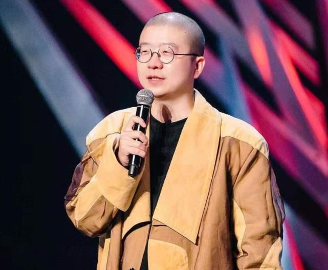 《吐槽大会》提词器上连语气词都有，脱口秀演员该不该看提词器呢