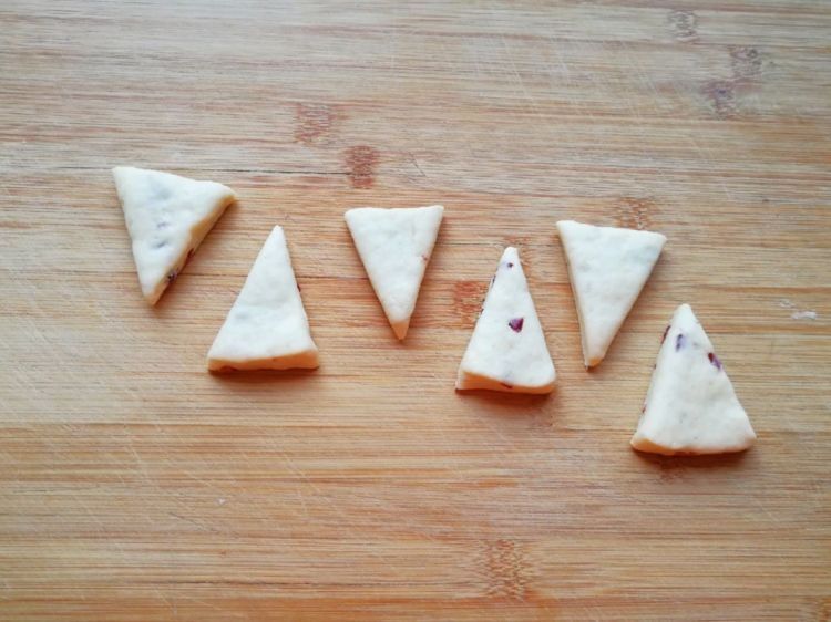 香蕉蔓越莓司康，香蕉和蔓越莓风味浓郁，做零食很棒