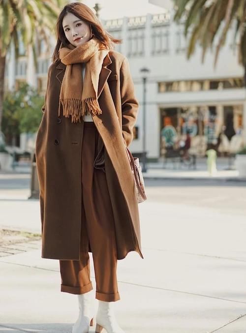  很美|入冬必备的焦糖色大衣，学会这8种搭配方法，很美又气质！
