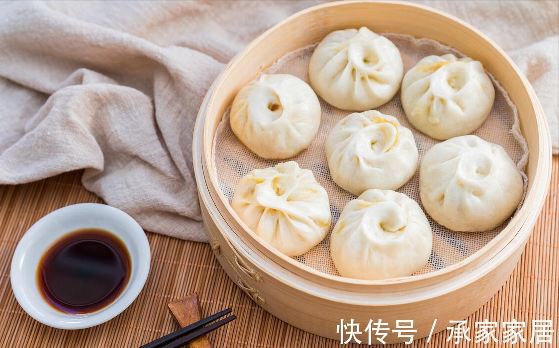 蒸包子容易“死面”?奶奶教我3窍门,包子松软可口,出锅不回缩