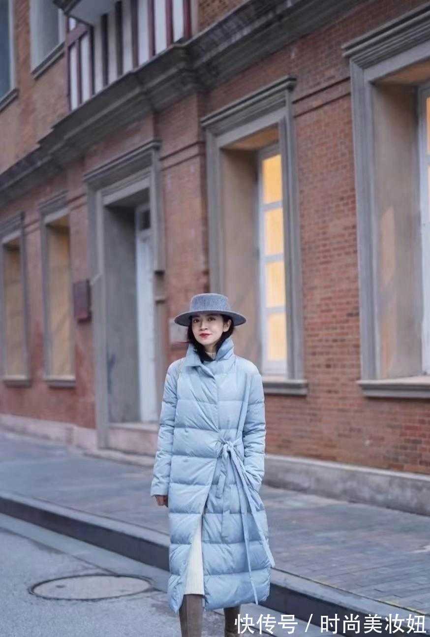 小姐姐|“长羽绒服”不一定要穿黑色,这3种颜色显气质又高级,太美了