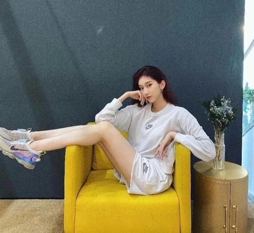 挎包|神仙穿搭,白色卫衣搭配黄色挎包,分分钟穿出女神气质!