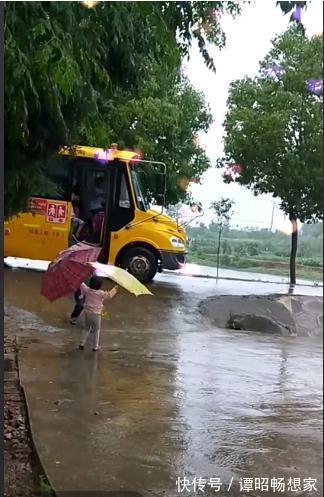 二宝|下雨天,妹妹在路边撑着伞接哥哥放学,接下来妹妹举动暖炸了