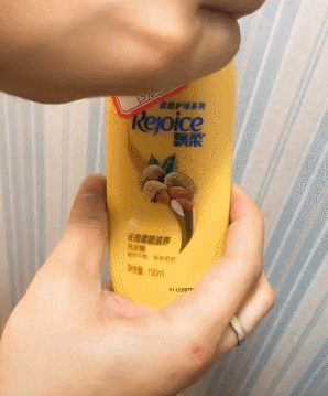 |搞笑GIF段子：妹子，但凡平时多吃一点米饭，也不至于被风吹走了