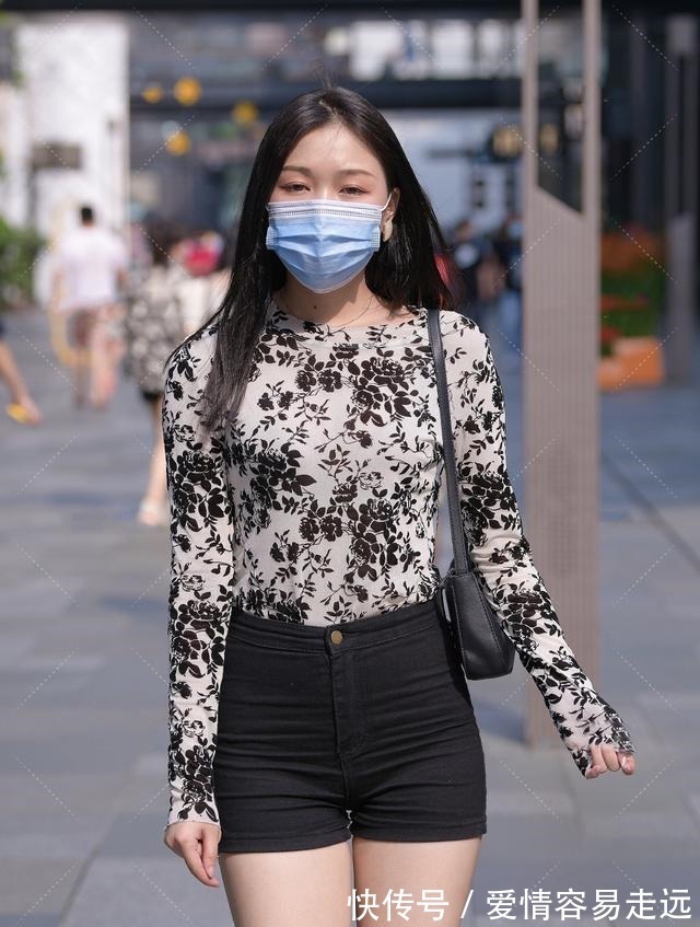身材高挑 黑色短裤搭配刺绣衫,配合“塞衣角”的穿法,这样打扮又飒又美!