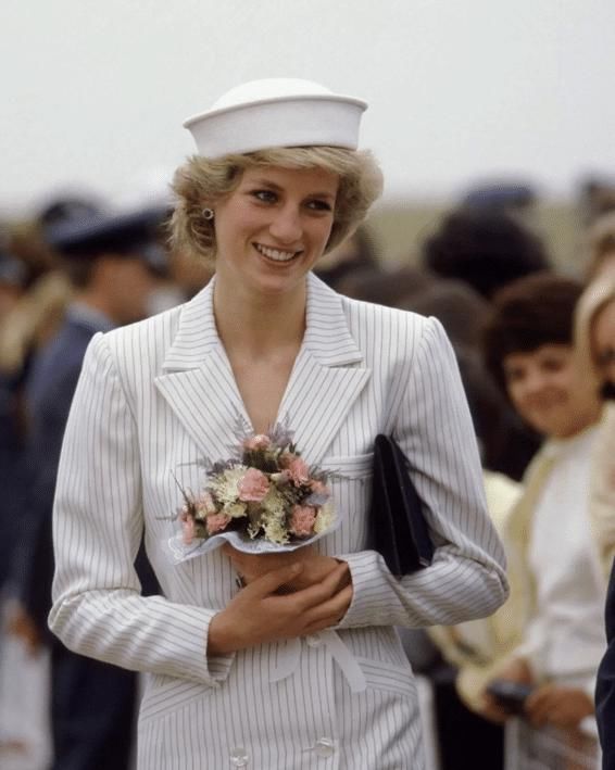 ?今年流行的“复古风”，三四十岁的女人照着穿，优雅大气还显气质