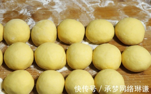 保鲜膜|不用一滴油的水烙玉米饼，做法简单，当做早餐吃很合适