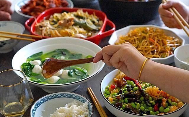 晒晒|晒晒我家今天母亲节的午餐，5个人6菜1汤，妈妈和婆婆吃得最开心