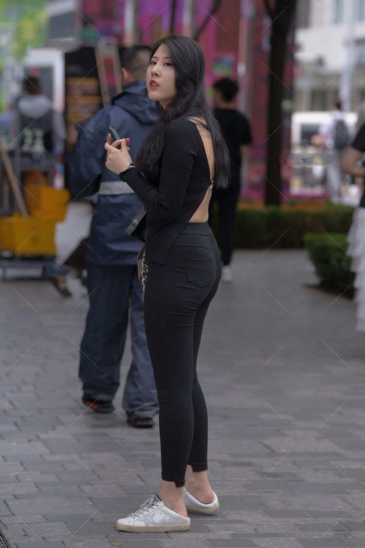 修身长裙 深灰色修身长裙,上身舒适,时尚大气