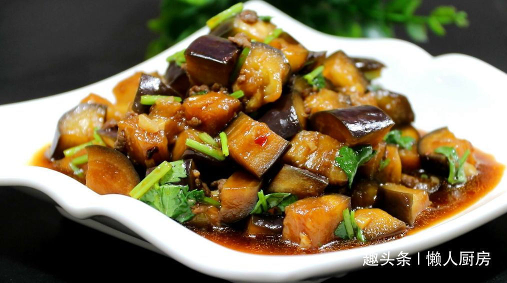 先蒸后炒，做出来的茄子不吸油，配上牛肉末一起炒，下饭好吃