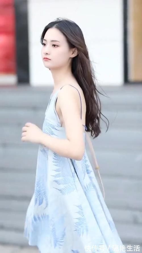 气质|小姐姐一袭蓝色仙女裙,气质清纯如初恋,肤白貌美超吸睛