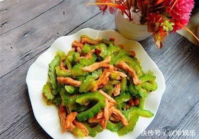 苦瓜炒肉丝是有诀窍的,这样炒苦瓜不苦,肉丝不柴,色泽翠绿好吃
