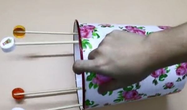 在筷子上粘几个塑料瓶盖，解决了很多家庭的困扰，省钱又实用！