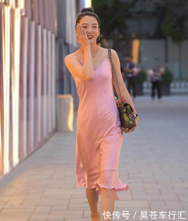 尖头 美女脚上搭配上一双黑色的尖头高跟鞋，富有都市女性的时尚风格