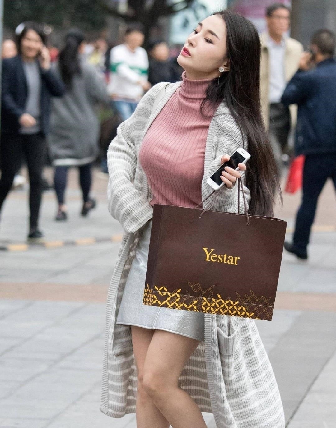 恨天高 妹子一套华丽的装扮，走起路来却像是落枕了，这效果学不来哈哈哈