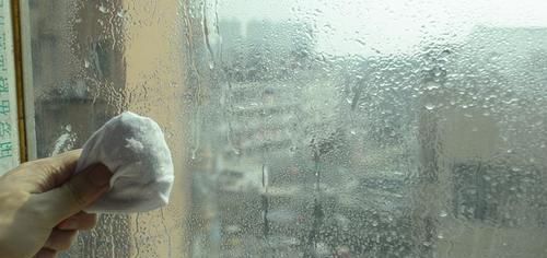 擦玻璃别用水了,教你用一秘招,擦完的玻璃光亮如新,方法太棒了