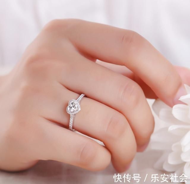 异形 求婚钻戒都是以异形钻为主石,那么为什么异形钻越来越受欢迎