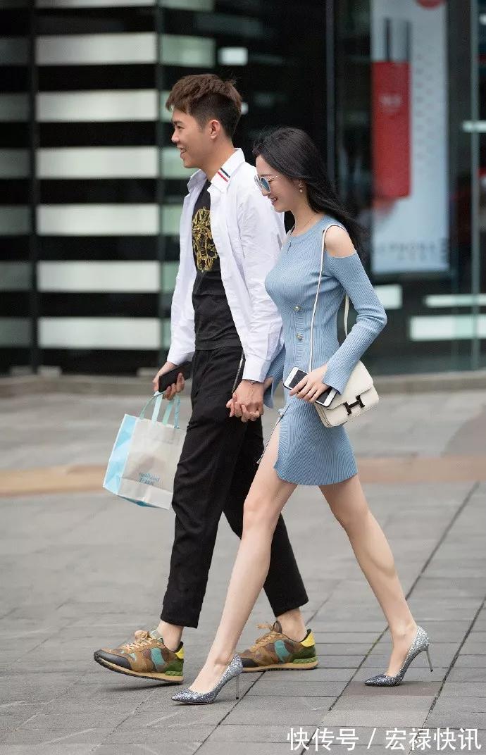 小姐姐 小姐姐浅灰色的中高领无袖针织连衣裙,看上去很有气质