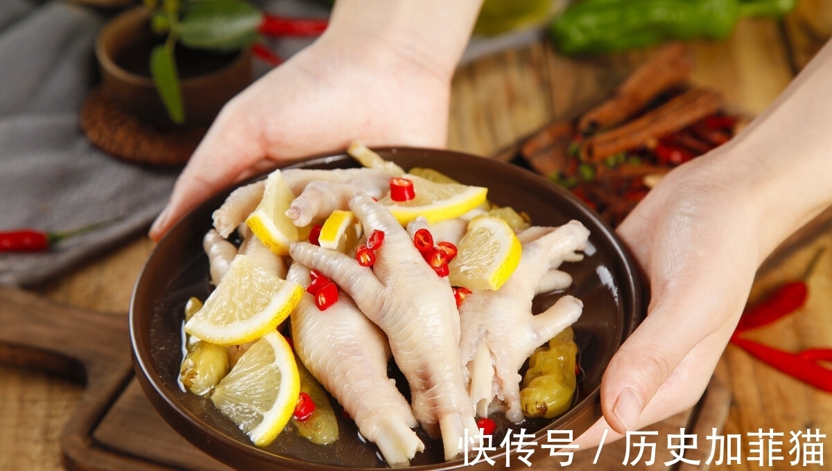 泡椒水|追剧必备零食,2斤鸡爪和1包野山椒在家就能做,酸辣开胃停不了手