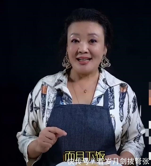 彩色 穿衣还是简单点好!大S婆婆平时下厨挺时髦,名媛聚会却用力过猛!