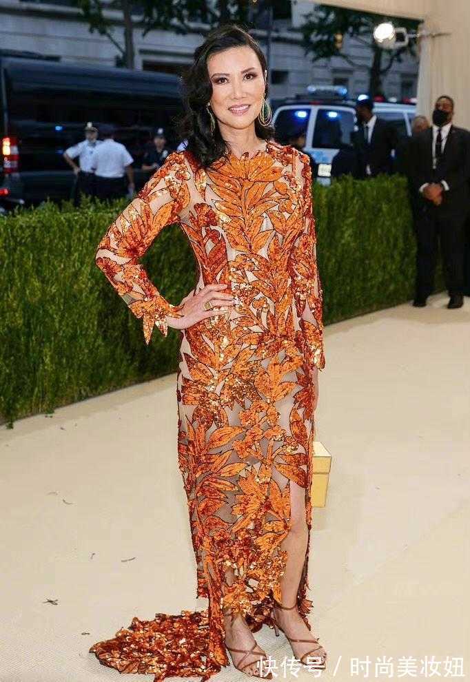 亮片|邓文迪越老越大胆,穿枫叶连衣裙大秀好身材,美成了全场焦点